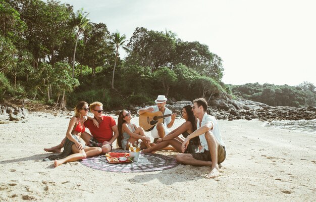 Grupo de amigos divirtiéndose en la playa en una isla solitaria