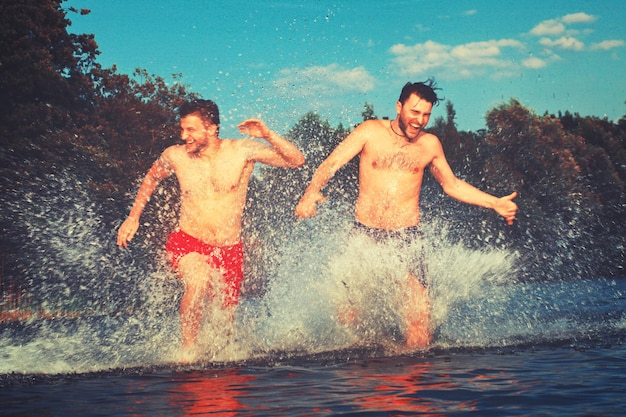 Grupo de amigos divirtiéndose en la playa