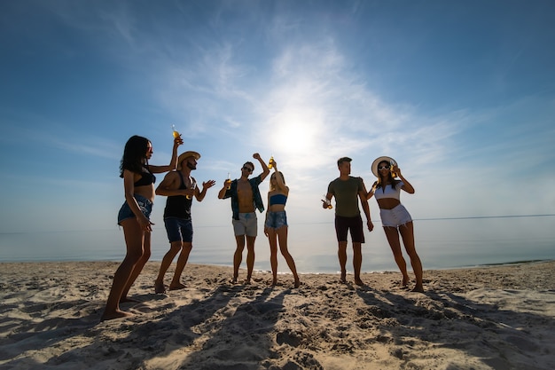 El grupo de amigos divirtiéndose en la playa.