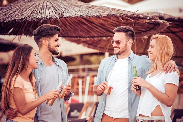 Grupo de amigos divirtiéndose en la playa