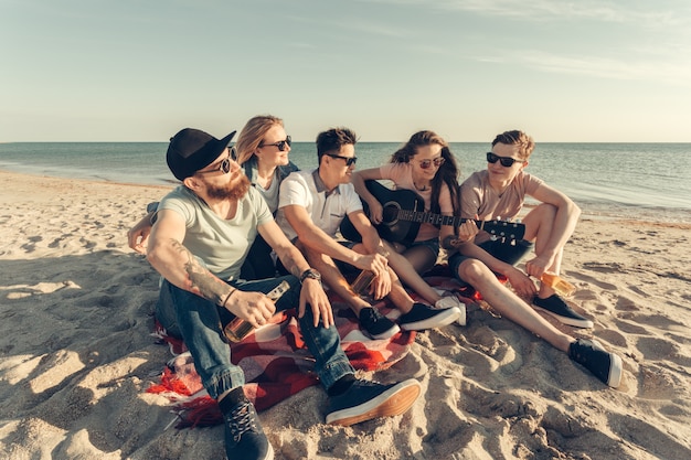 Grupo de amigos divirtiéndose en la playa