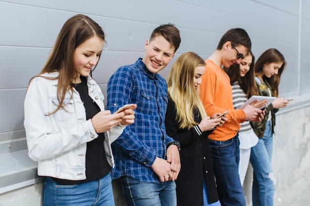 Grupo de amigos divirtiéndose con tableta