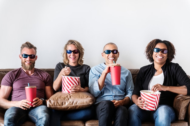 Grupo de amigos divirtiéndose viendo la película.