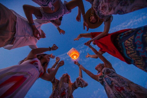 Grupo de amigos encendiendo linternas