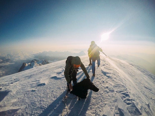 Un grupo de amigos escaladores en la cima del Mont Blanc.