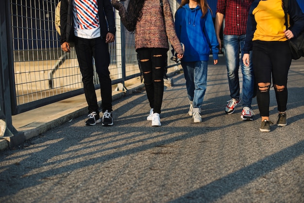 Grupo de amigos de la escuela al aire libre estilo de vida