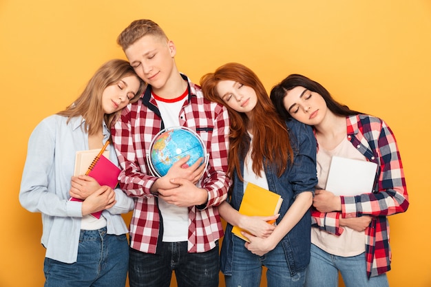 Grupo de amigos de la escuela cansados durmiendo