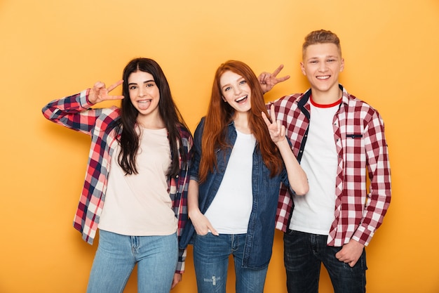 Foto grupo de amigos de la escuela feliz mostrando gesto de paz