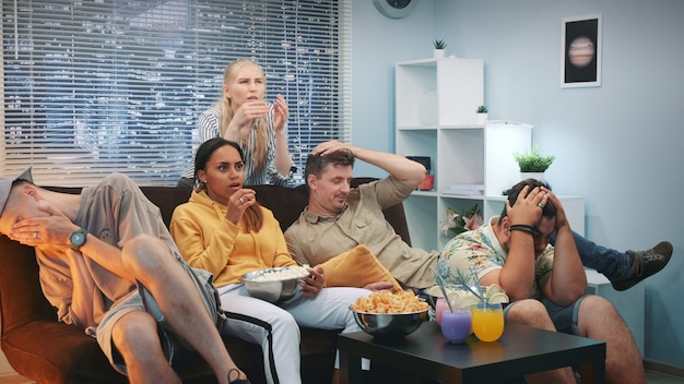 Un grupo de amigos está decepcionado con el juego de su equipo deportivo visto en la televisión