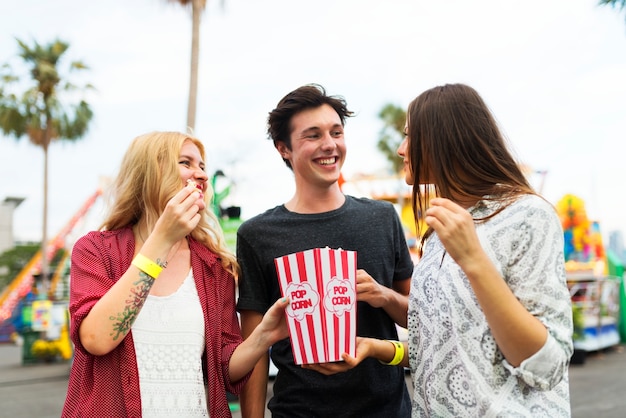 Un grupo de amigos está disfrutando del parque de atracciones