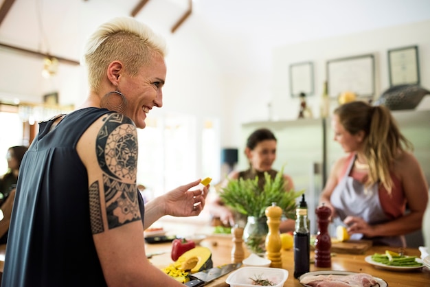 Grupo de amigos están cocinando en la cocina