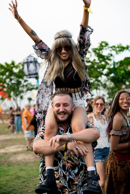 Foto grupo de amigos eventos divertidos bailando vacaciones