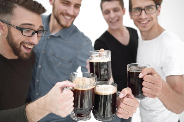Grupo de amigos felices bebiendo y bebiendo cerveza en un contexto aislado