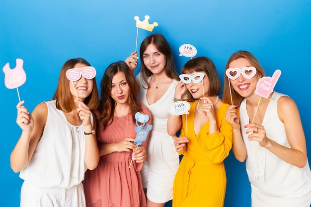 Un grupo de amigos felices celebró el género revela un fondo azul aislado del evento