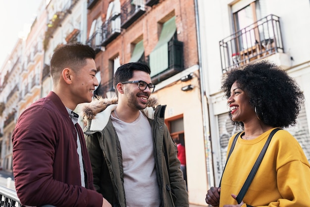 Grupo de amigos felices charlando en la calle. Concepto de amistad.