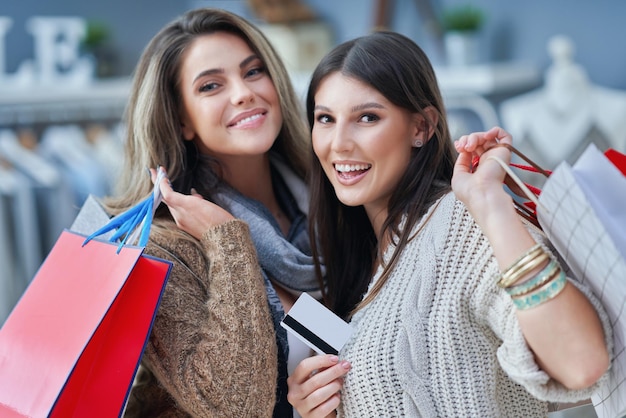 Grupo de amigos felices durante las compras. Foto de alta calidad