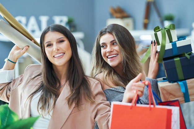 Grupo de amigos felices durante las compras. Foto de alta calidad