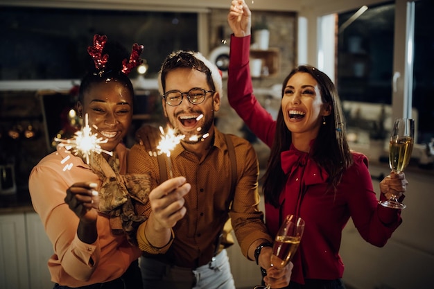 Foto grupo de amigos felices divirtiéndose en la fiesta de año nuevo en casa