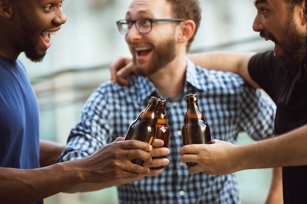 Foto grupo de amigos felices con fiesta de la cerveza en verano.