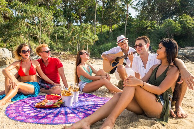 Grupo de amigos felices en una isla tropical