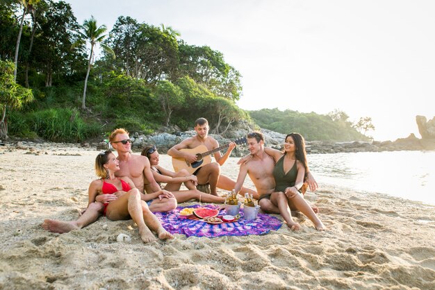 Grupo de amigos felices en una isla tropical