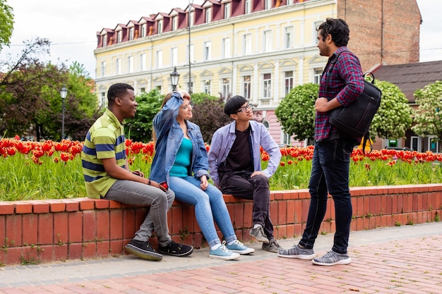 Grupo de amigos felices en reunión de ropa informal en la calle de la ciudad