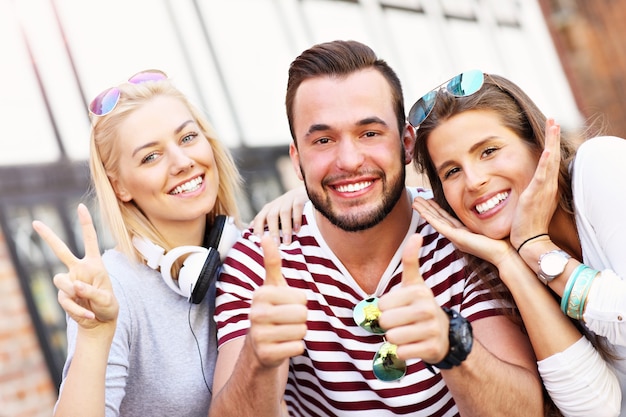 grupo de amigos felices sonriendo a la cámara