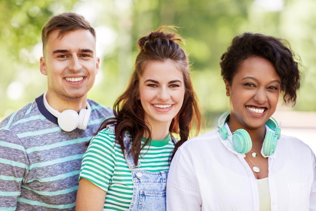 Foto grupo de amigos felices y sonrientes con auriculares