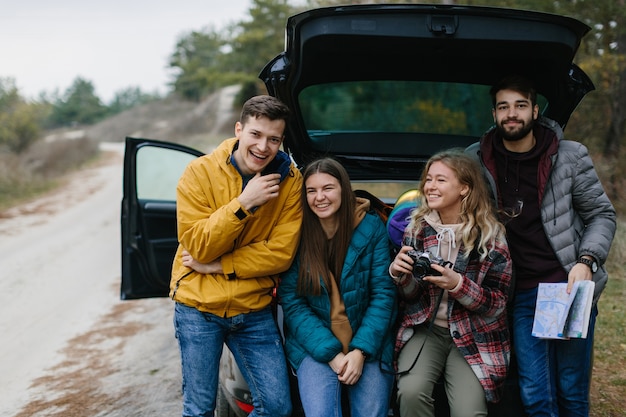 Grupo de amigos felices en el viaje por carretera