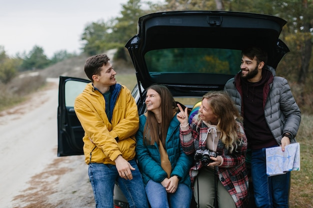 Grupo de amigos felices en el viaje por carretera