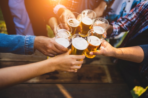 Grupo de amigos felices viviendo un estilo de vida saludable y relajarse animando con cerveza y bebiendo cerveza