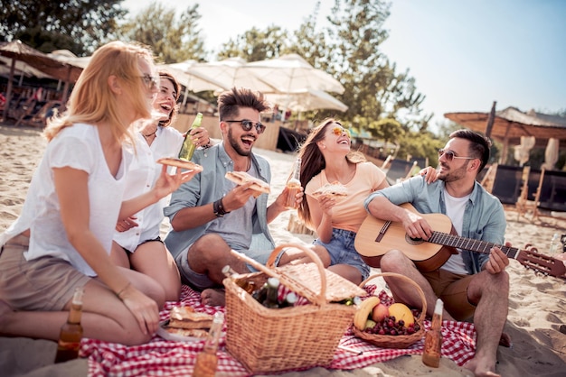 Grupo de amigos de fiesta en la playa