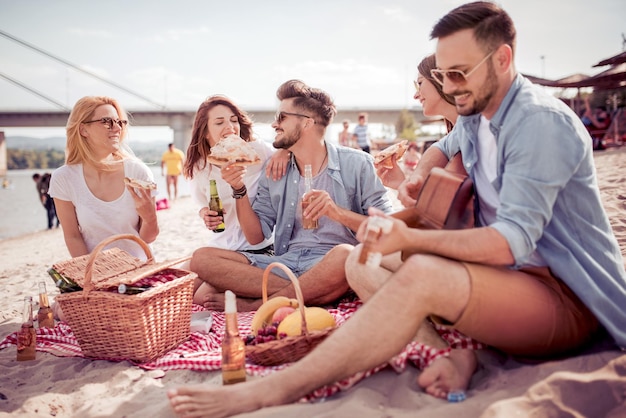 Grupo de amigos de fiesta en la playa