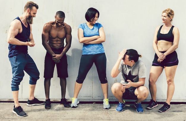 Foto grupo de amigos en el gimnasio