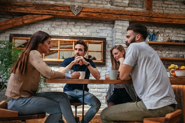 Foto grupo de amigos hablando tomando un café