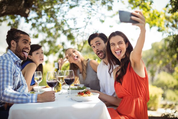 Grupo de amigos haciendo clic en un selfie