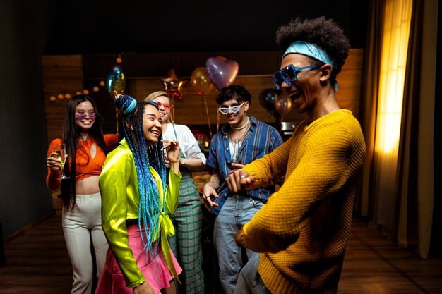 Foto un grupo de amigos haciendo una fiesta en casa en la noche de año nuevo