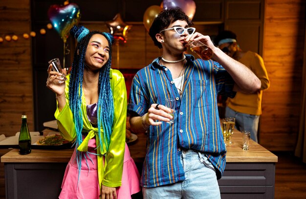 Foto un grupo de amigos haciendo una fiesta en casa en la noche de año nuevo