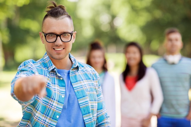 grupo de amigos internacionales felices al aire libre