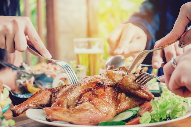 Grupo de amigos jóvenes asiáticos fiesta y comer alimentos felices disfrutando en casa