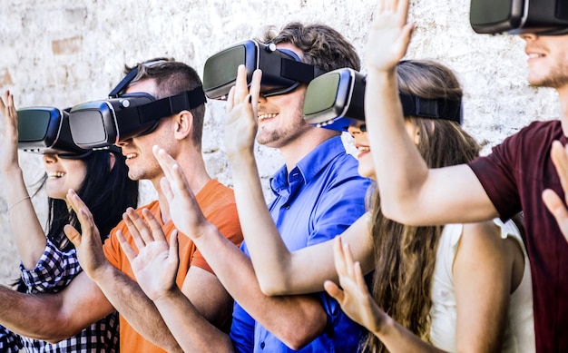 Foto grupo de amigos jugando con gafas vr al aire libre