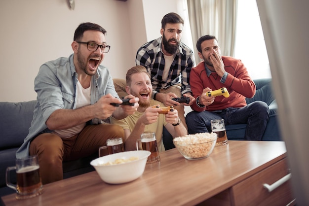 Grupo de amigos jugando juegos digitales en casa