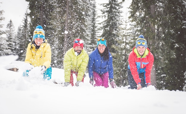 Grupo de amigos jugando en la nieve.