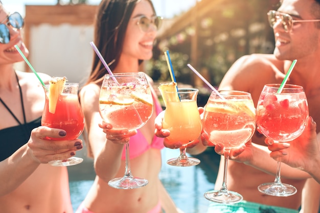 Grupo de amigos juntos en el ocio de la piscina