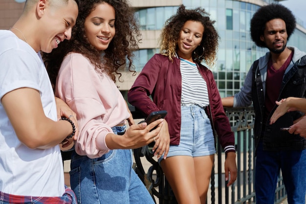 Grupo de amigos juntos con teléfono móvil