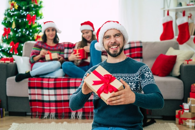 grupo de amigos, llevando, santa sombrero