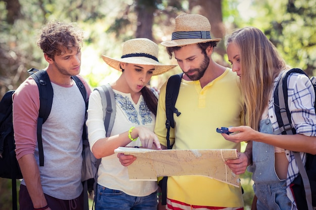 Foto grupo de amigos mirando el mapa