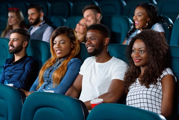 Grupo de amigos multiculturales en el cine.