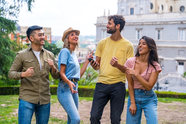 Grupo de amigos multiétnicos bailando en un parque de la ciudad en una fiesta de amistad