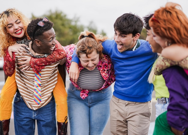 Grupo de amigos multiétnicos divirtiéndose al aire libre